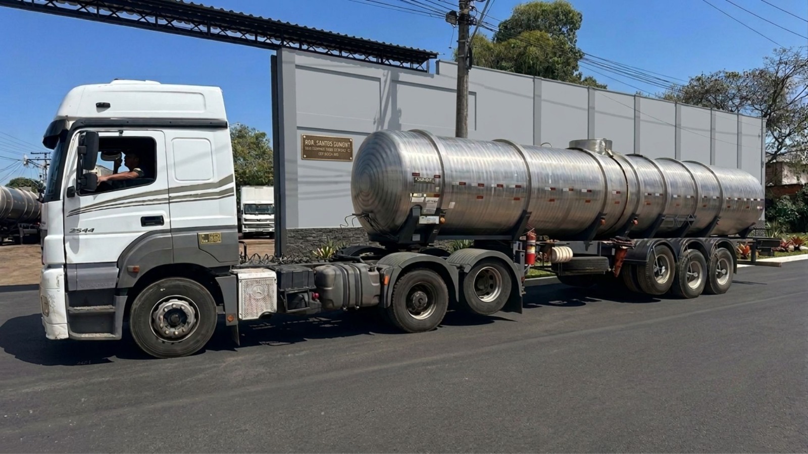 Caminhão-tanque da Carvalho & Cardoso estacionado na sede da empresa