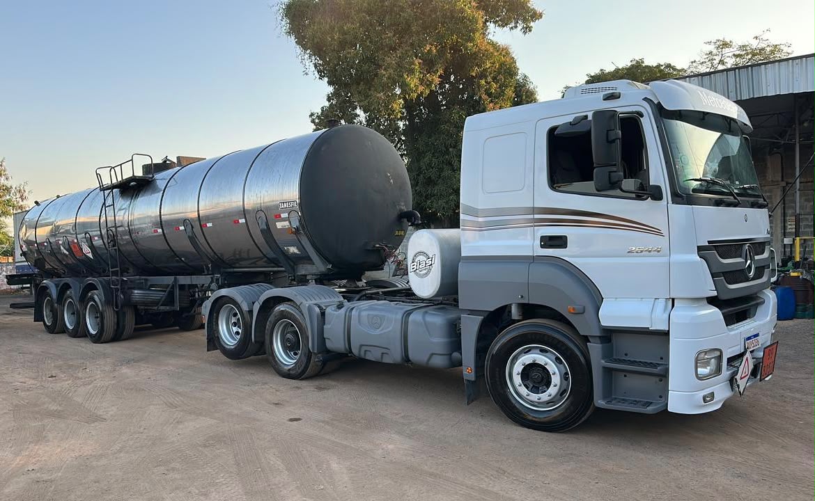 Caminhão-tanque da Carvalho & Cardoso Transportes em rodovia